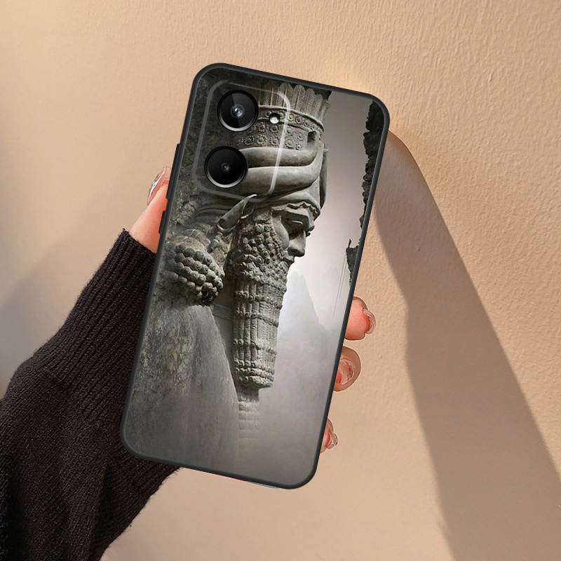 Custodia artistica con statua  - Realme C67 recensione e prezzo